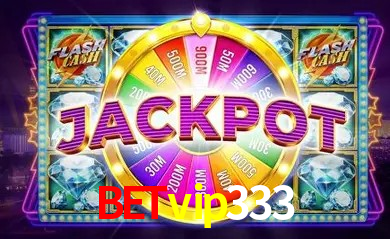 Una escena digital vívida inspirada en casino con Betvip333 mostrado prominentemente, luces brillantes, fichas, cartas y acentos dorados.